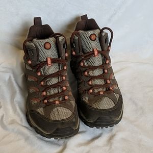 Women's hiking boots